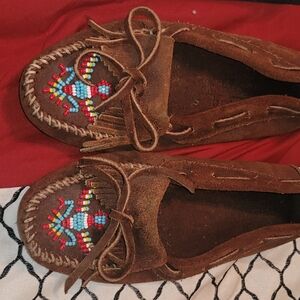 NEW INDIAN Brown Minnetonka Suede Beaded Design Moccasins 7.5 REAL FROM DELLS
